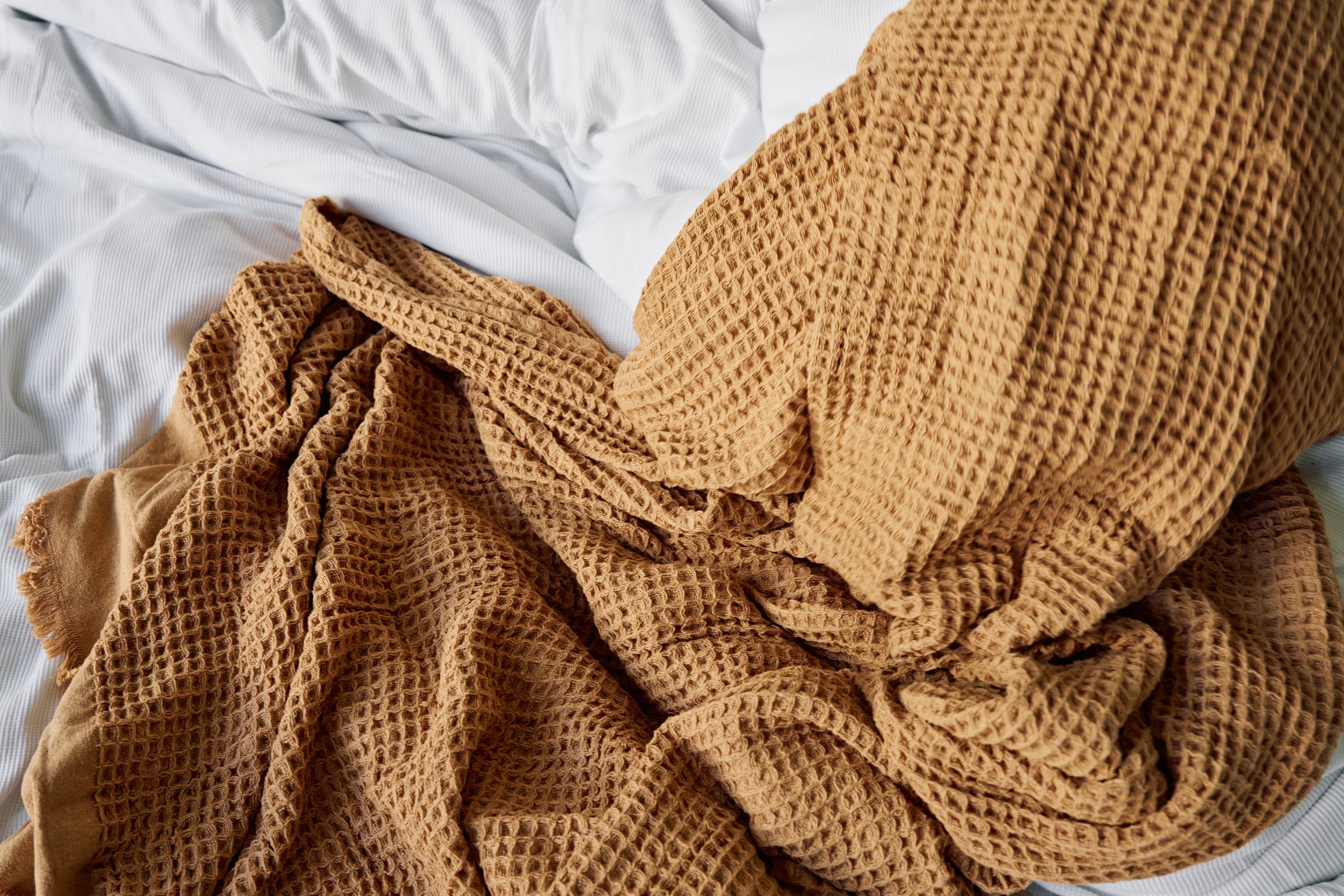 שמיכת טלוויזיה פיקה | דגם Timeless | אדמה