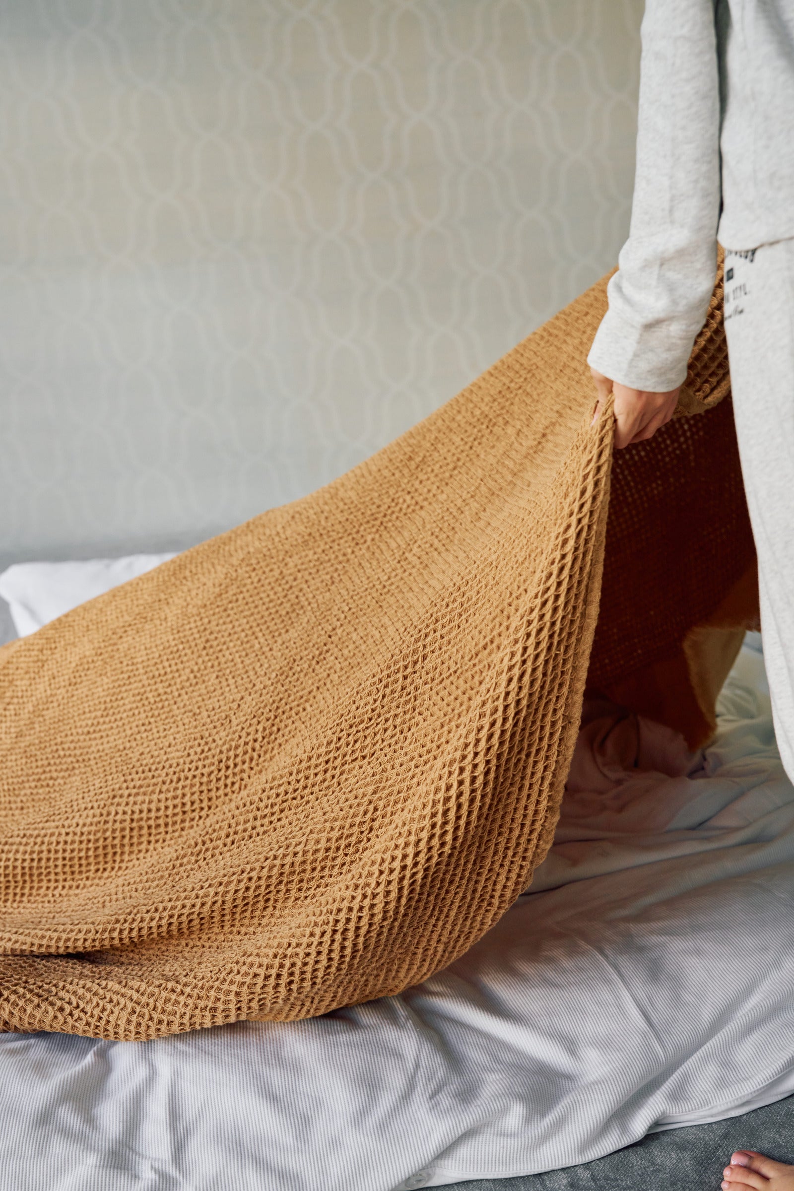 שמיכת טלוויזיה פיקה | דגם Timeless | אדמה